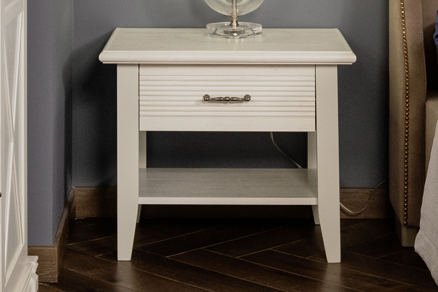 Прикроватные тумбы - изображение №5 "Прикроватная тумба Кантри с выдвижным ящиком"  на www.Angstrem-mebel.ru