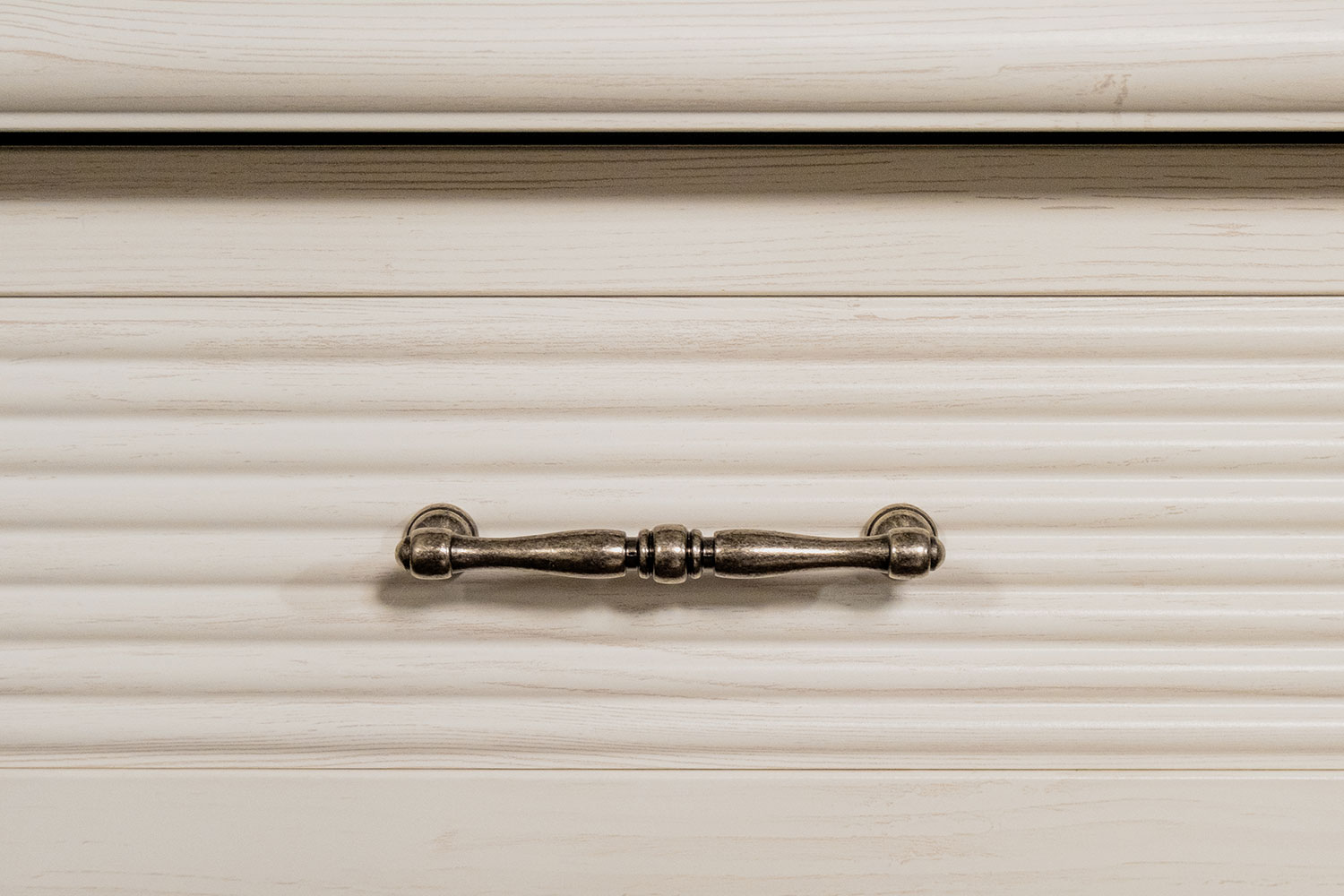 Прикроватные тумбы - изображение №8 "Прикроватная тумба Кантри с выдвижным ящиком"  на www.Angstrem-mebel.ru